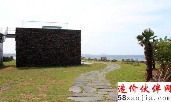 这哪是咖啡馆,分明是艺术馆,果然权总裁还是追求艺术至高无上!这环境在黄昏的时候边喝咖啡边看日落,帮帮哒!反正济州岛是免签,任性的人就要体验,准备着跟霸道爱卖萌的权总裁同居,是什么样的感受呢?