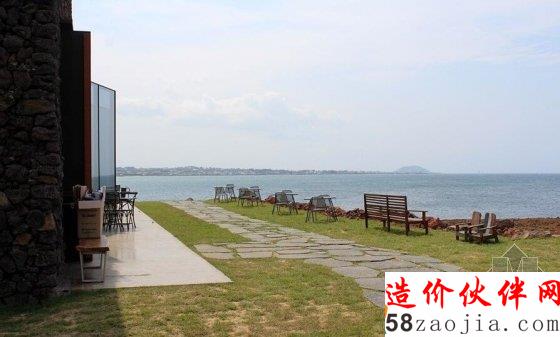 这哪是咖啡馆,分明是艺术馆,果然权总裁还是追求艺术至高无上!这环境在黄昏的时候边喝咖啡边看日落,帮帮哒!反正济州岛是免签,任性的人就要体验,准备着跟霸道爱卖萌的权总裁同居,是什么样的感受呢?