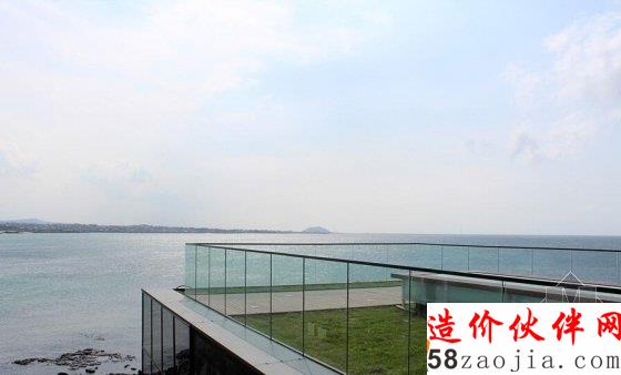 这哪是咖啡馆,分明是艺术馆,果然权总裁还是追求艺术至高无上!这环境在黄昏的时候边喝咖啡边看日落,帮帮哒!反正济州岛是免签,任性的人就要体验,准备着跟霸道爱卖萌的权总裁同居,是什么样的感受呢?