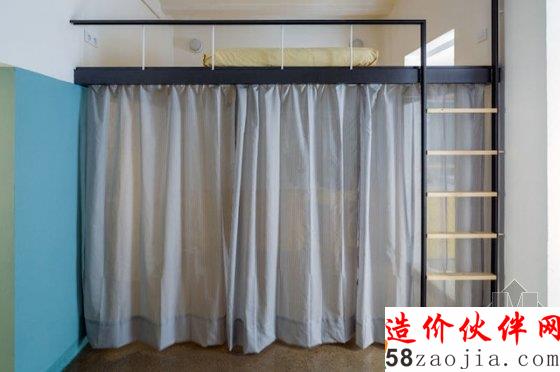 床被架高后 把这个小小的空间分隔成了“日”和“夜”