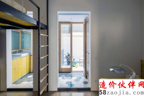 床被架高后 把这个小小的空间分隔成了“日”和“夜”