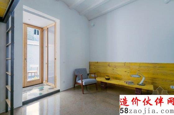 床被架高后 把这个小小的空间分隔成了“日”和“夜”