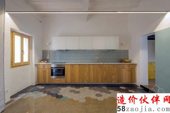 床被架高后 把这个小小的空间分隔成了“日”和“夜”