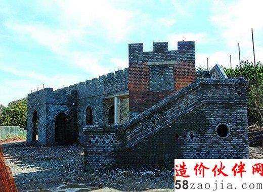 大连现“城堡”公厕