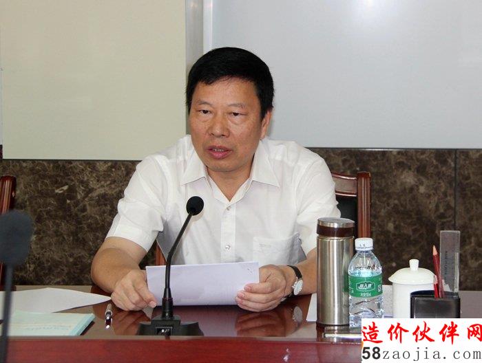 图片:市政府副秘书长、市住建局局长罗滇南主持,并提要求