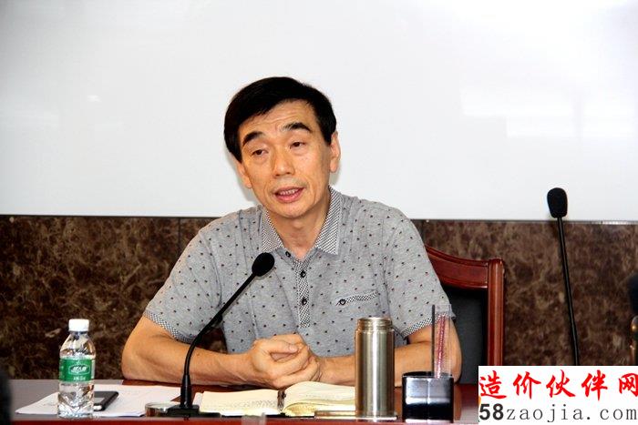 图片:市住建局副调研员牛水炎介绍情况