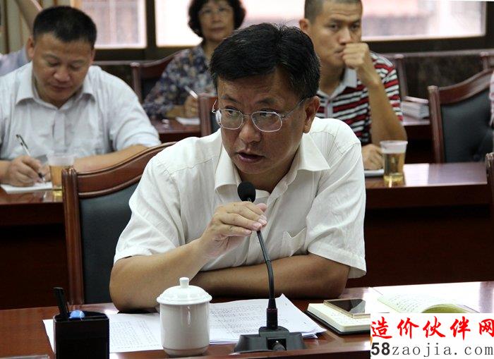 市住建局副局长莫大成汇报我市建筑防灾减灾情况