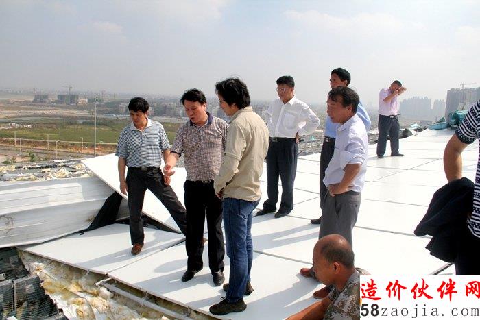 在奥体中心了解屋面损毁情况
