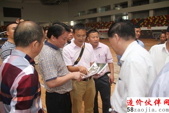 在奥体中心球类馆了解受灾情况