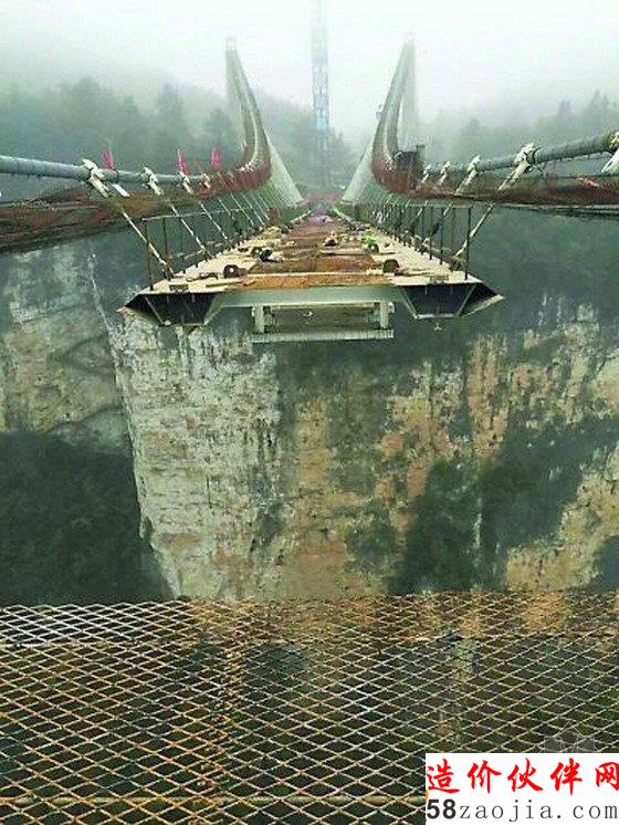 张家界大峡谷最长玻璃桥合龙 创多项世界之最