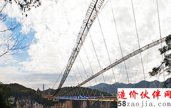 张家界大峡谷最长玻璃桥合龙 创多项世界之最