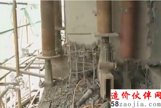 被加固的柱子底部混凝土已被拆除