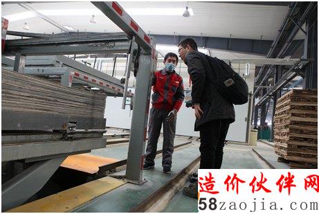 企业和媒体代表参观卓达集团现代化的新材生产车间