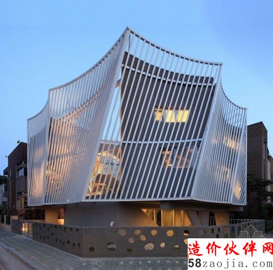 被挤压的豪宅 听说是地震后的产物