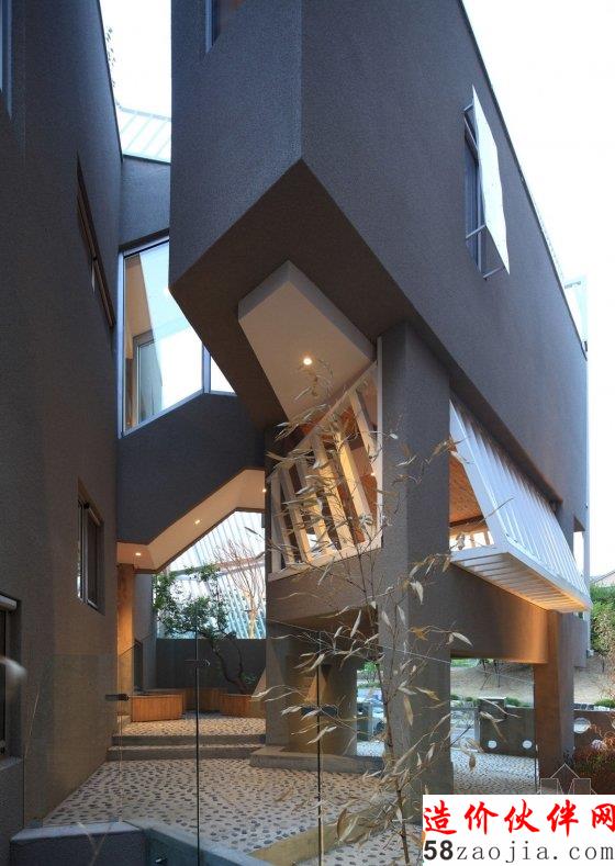 被挤压的豪宅 听说是地震后的产物