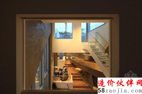 被挤压的豪宅 听说是地震后的产物