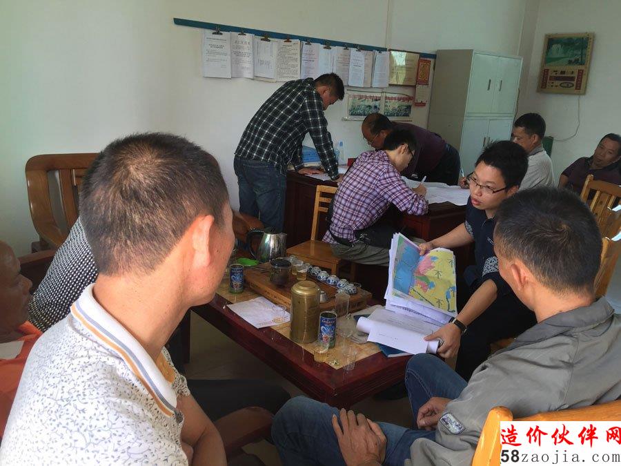 图2:规划编制小组与村民沟通