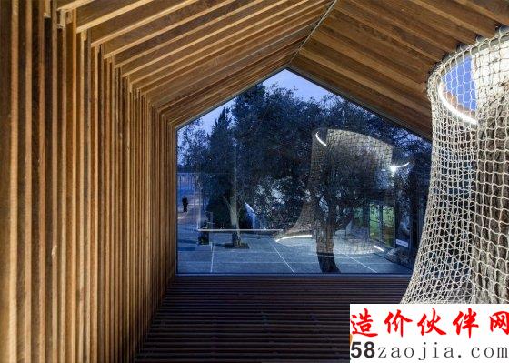 当树在屋下生根发芽 就成了树屋?