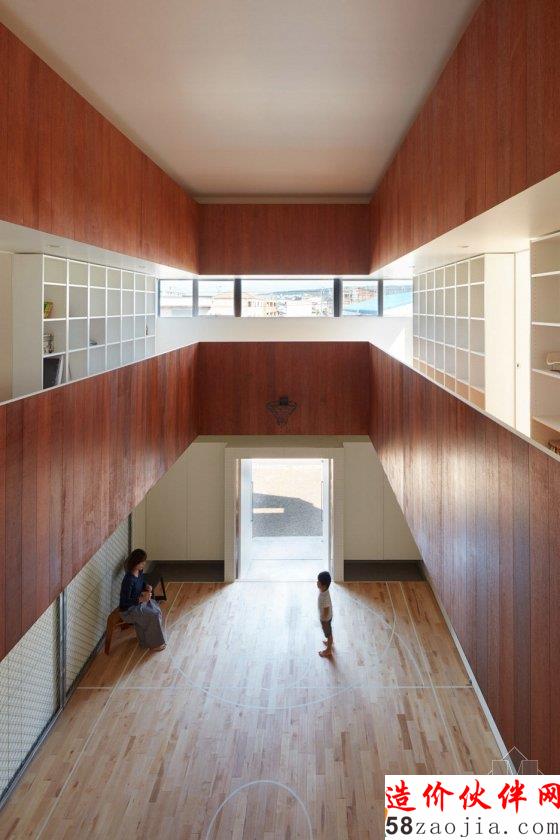 你能猜到日本这栋民宅里有个篮球场吗?