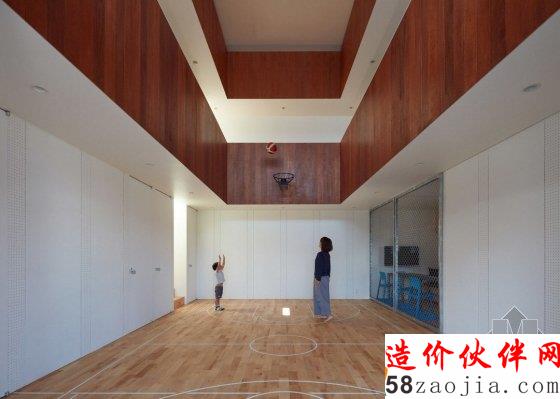你能猜到日本这栋民宅里有个篮球场吗?