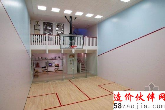 你能猜到日本这栋民宅里有个篮球场吗?