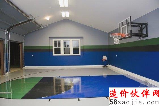 你能猜到日本这栋民宅里有个篮球场吗?