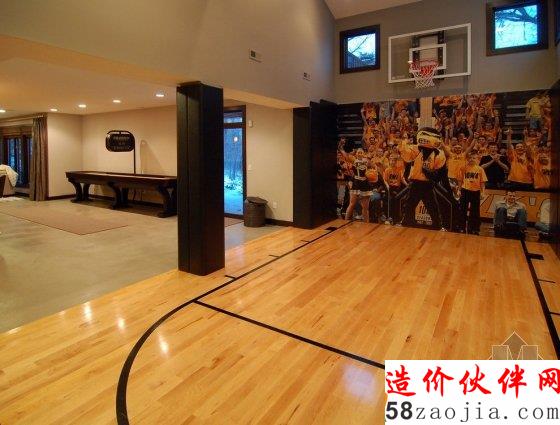 你能猜到日本这栋民宅里有个篮球场吗?