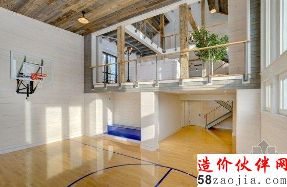 你能猜到日本这栋民宅里有个篮球场吗?