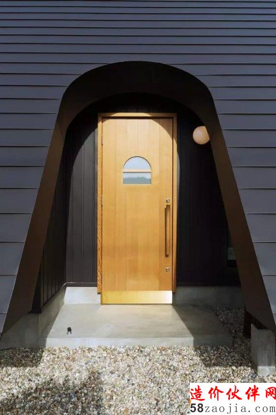 墙“倒”屋不塌!日本岐阜一座斜山墙住宅