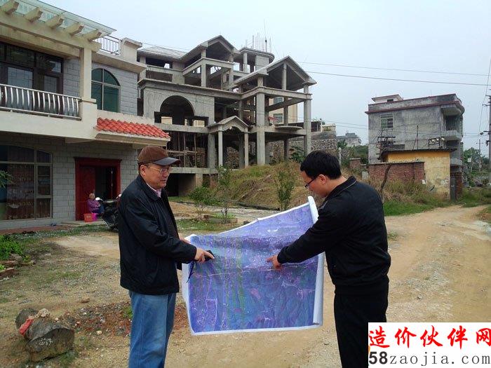 图一 韶关市城乡规划局工作人员向吴晓松(左一)介绍卫星遥感图斑分布情况