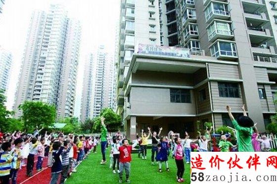 幼儿园小朋友正做操