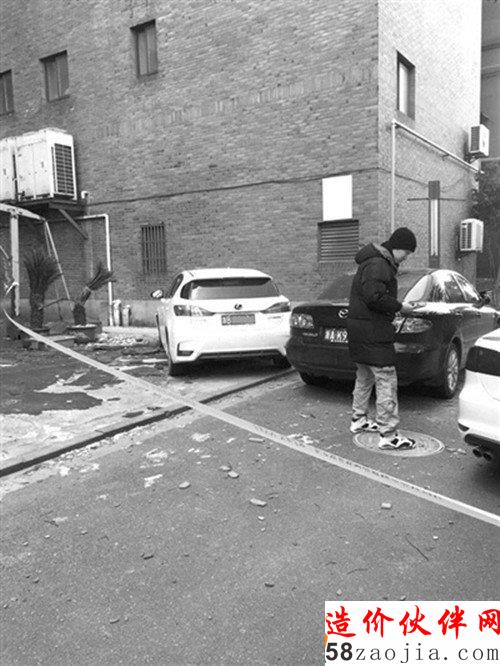 墙砖飞下来,这三辆车受伤