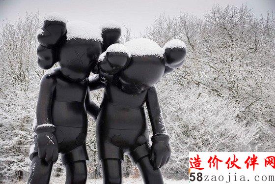 英国公园里,KAWS的大型玩具雕塑有点大!
