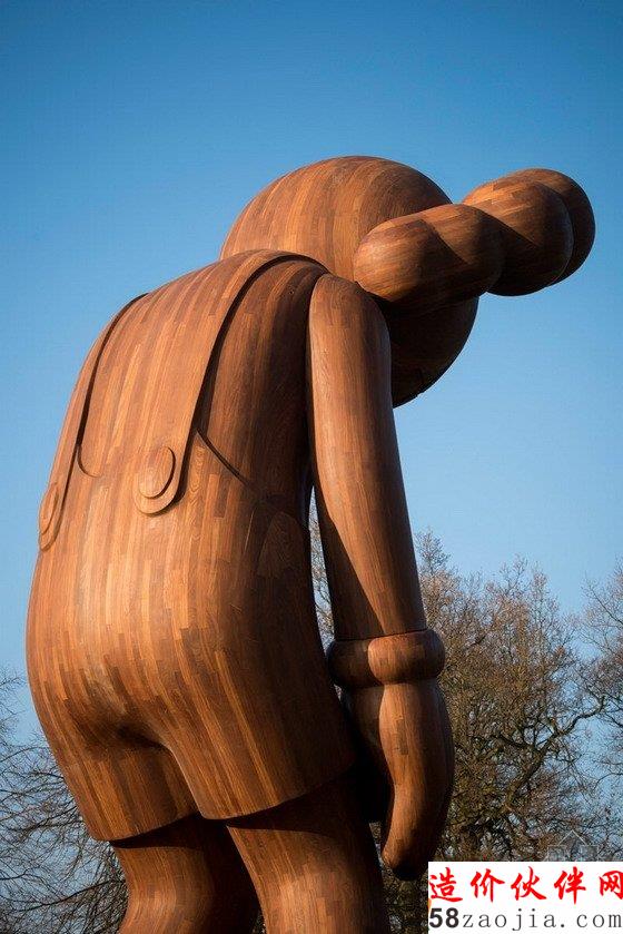 英国公园里,KAWS的大型玩具雕塑有点大!