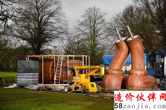 英国公园里,KAWS的大型玩具雕塑有点大!