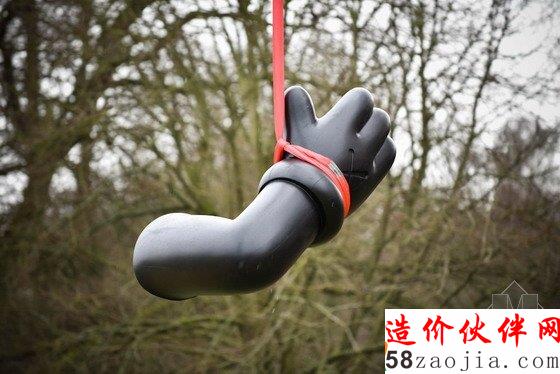 英国公园里,KAWS的大型玩具雕塑有点大!