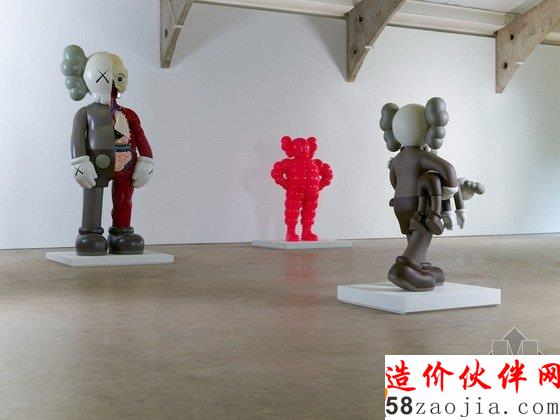 英国公园里,KAWS的大型玩具雕塑有点大!