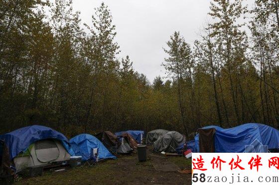 看特色“蜗居” 实拍无家可归者的“帐篷城”