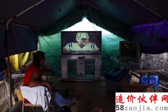 看特色“蜗居” 实拍无家可归者的“帐篷城”