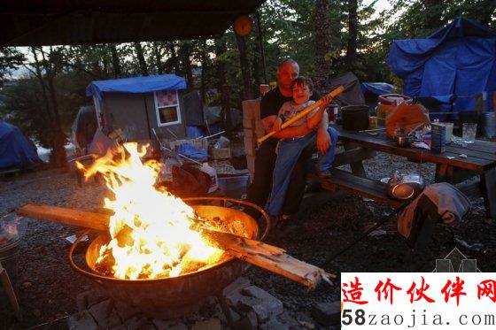 看特色“蜗居” 实拍无家可归者的“帐篷城”