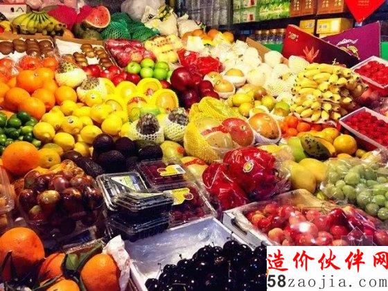 色彩斑斓的水果摊通常看起来比菜摊子要舒适很多。