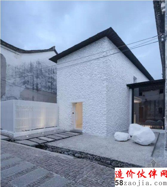 他改了一个破猪圈 让几千个彪悍的村民爱上了这里