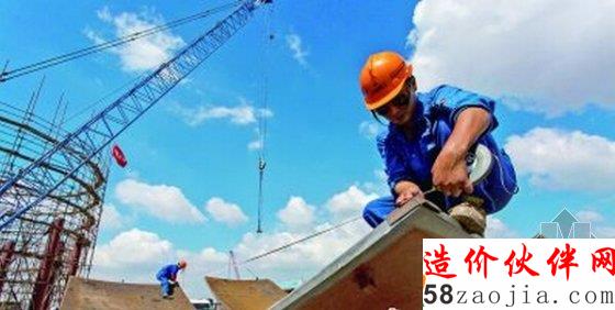 技术工人在测量零件