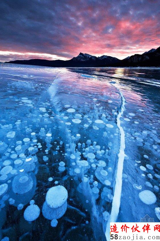 解秘加拿大湖里美丽的冰冻气泡!