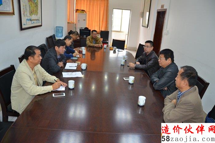 图片:1在雷州市住建规划局听取情况汇报