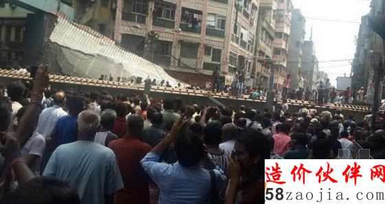 印度一在建天桥倒塌至少15死100人受伤