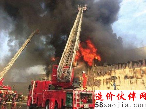 库房蹿出明火并伴着大量浓烟