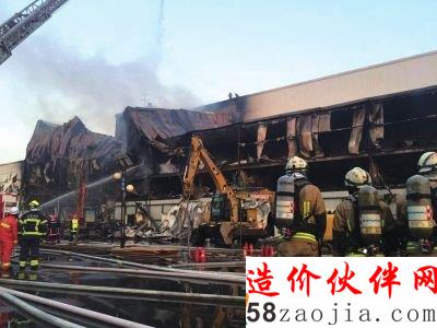 明火被扑灭后,消防员继续喷水,防止复燃