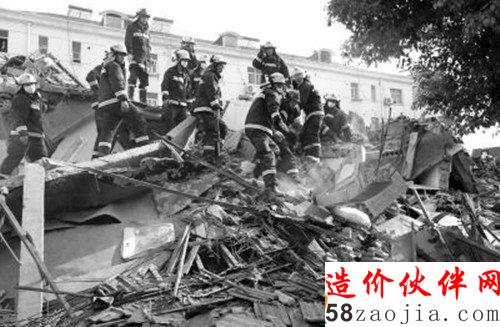 上海一栋三层楼房装修时倒塌