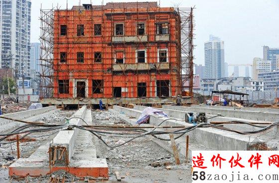 该楼抬高1.4米,并铺设好平移轨道